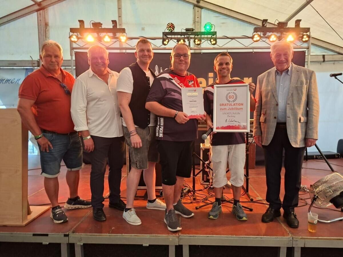 Ehrung bei der 60-Jahr-Feier der Union Pucking mit Funktionären und Ehrengästen